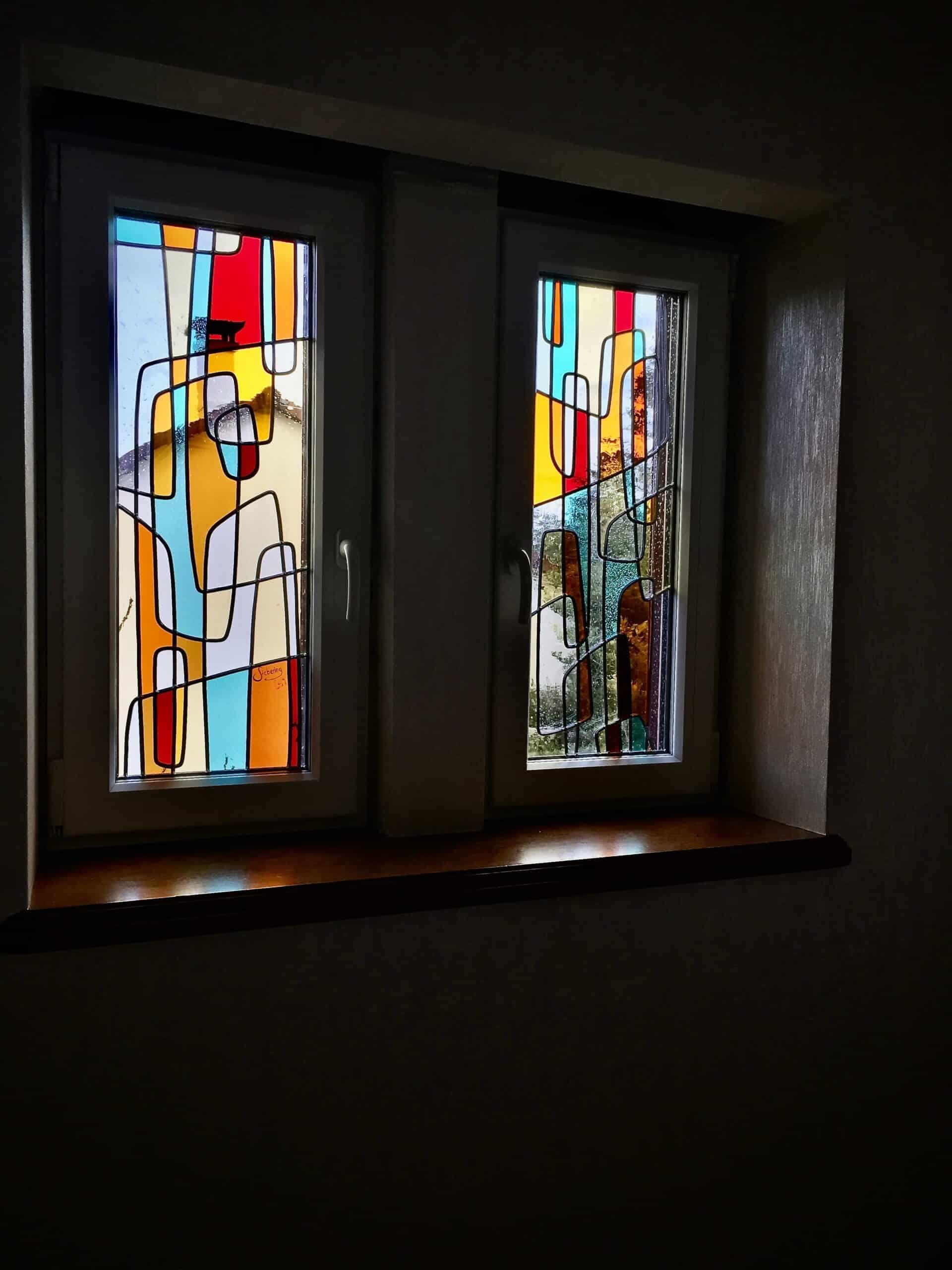 Les vitraux dans une fenêtre à deux vantaux