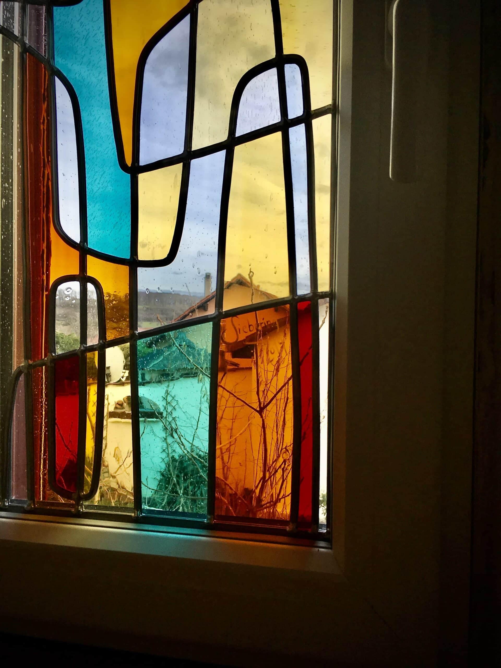 Verres turquoise, rouges et ambrés en lumière du jour
