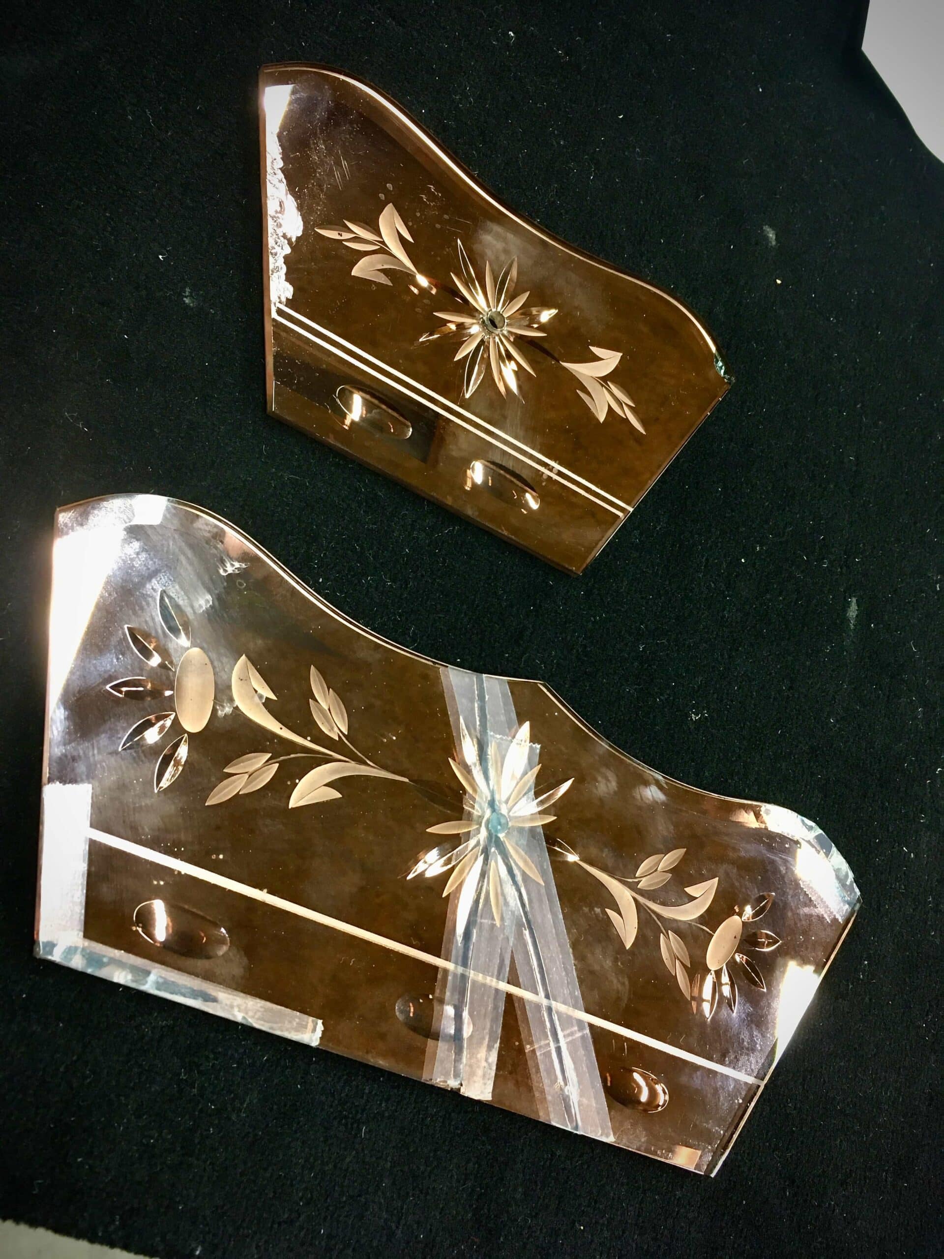 Segments de miroir teinté gravés de fleurs