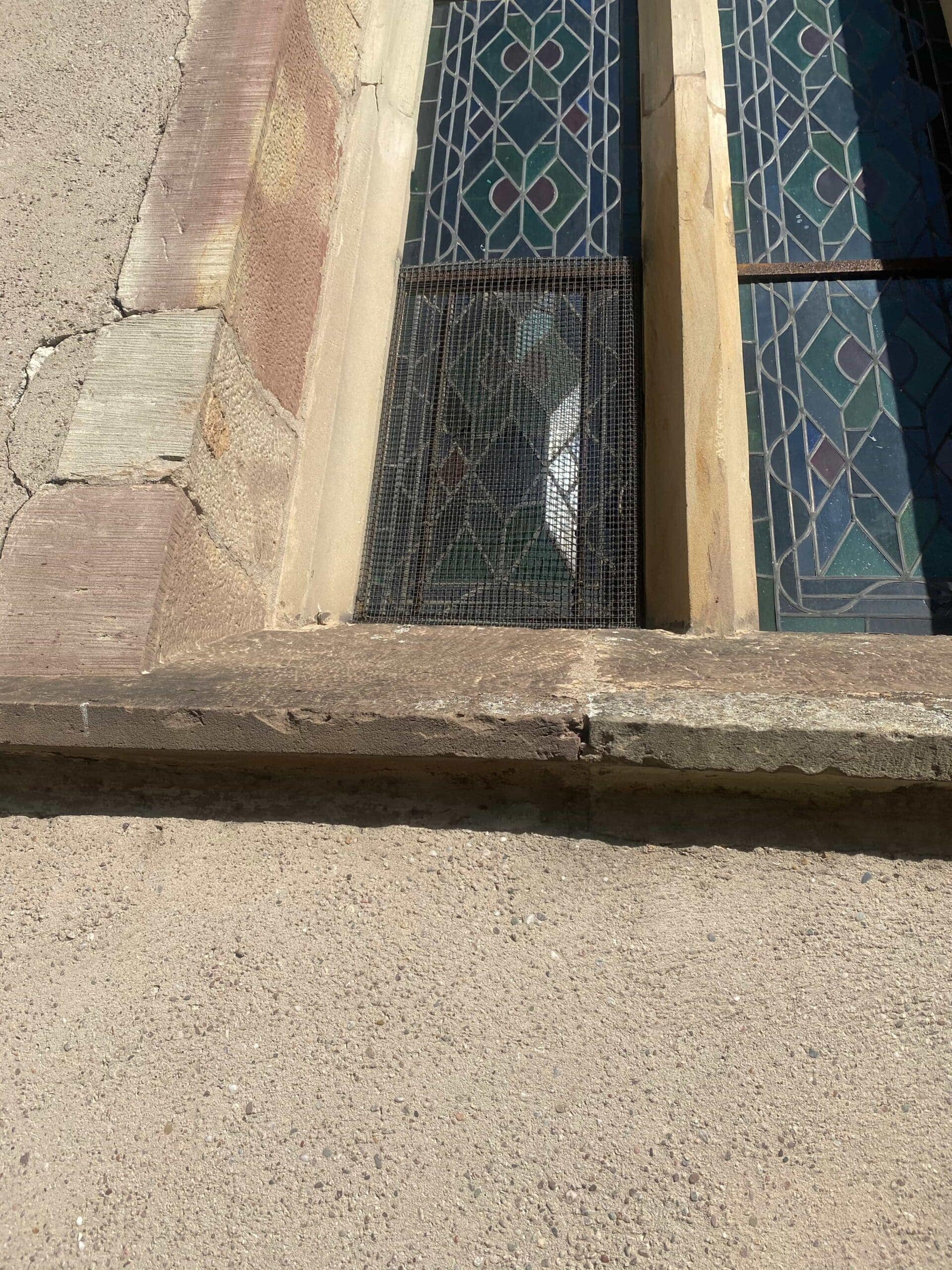 Appui de grès et vitraux, vus du dehors