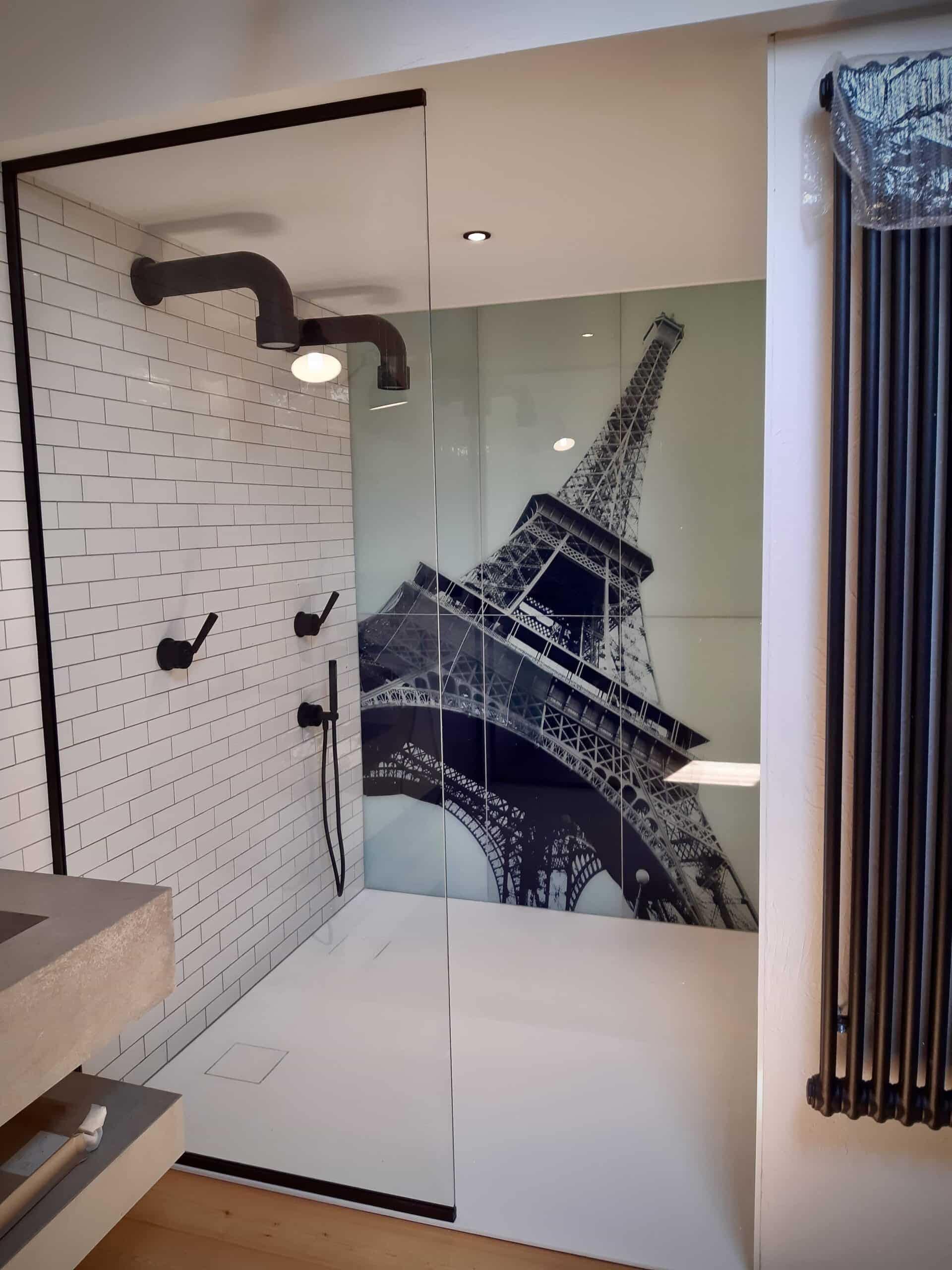 Paroi de douche transparente posée dans un profilé en U noir