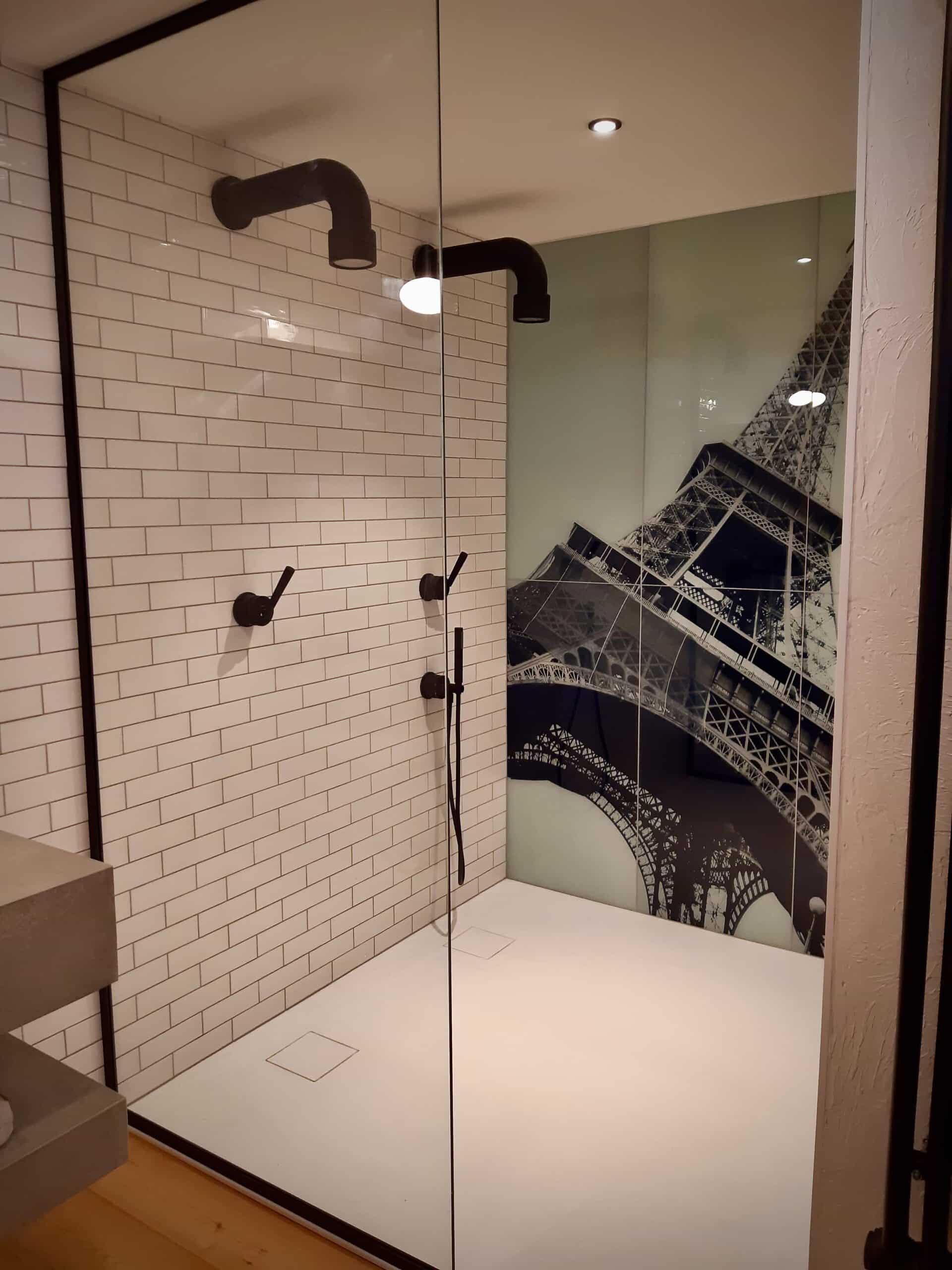 Le panneau de verre vu de biais
