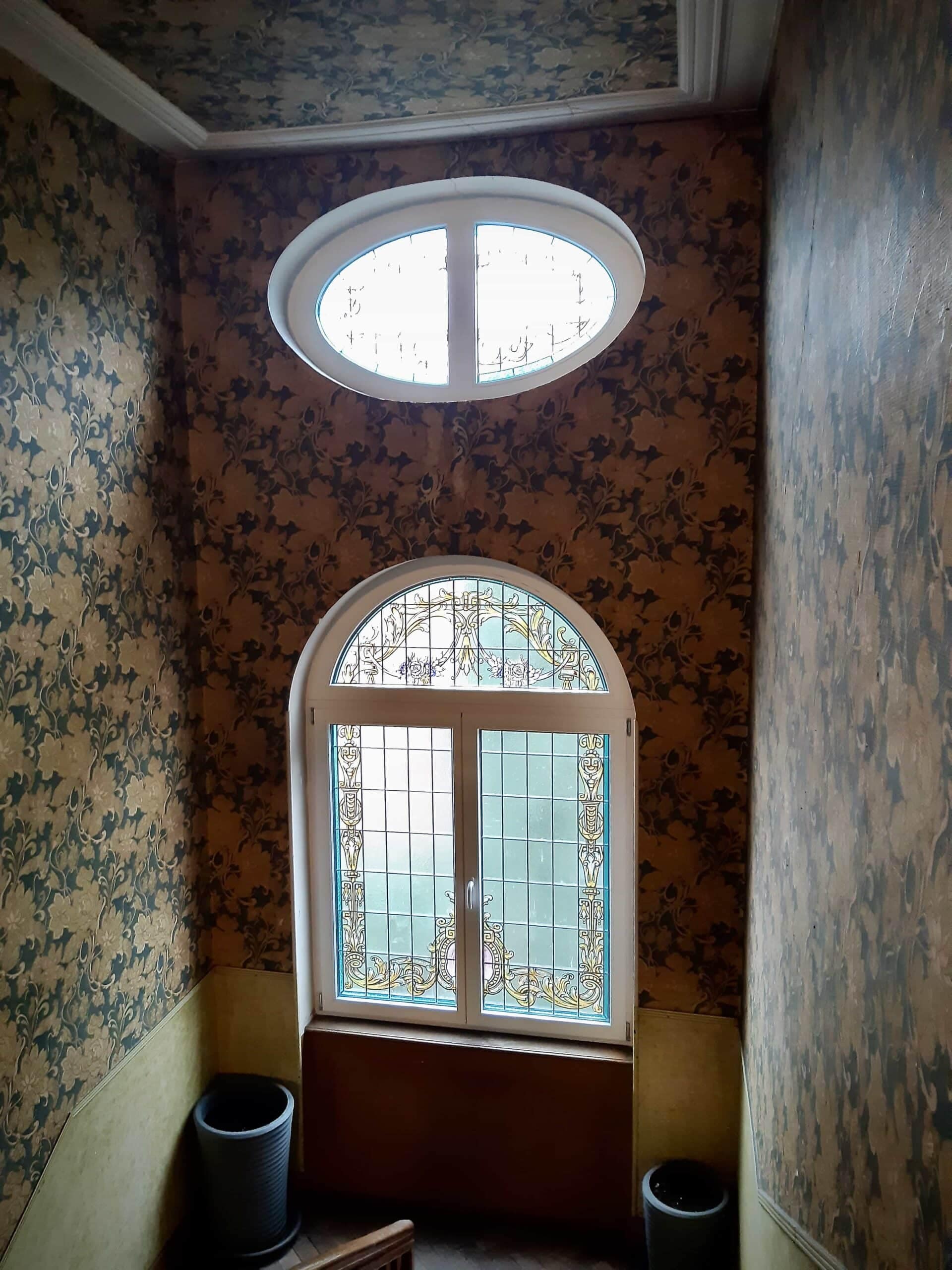 La cage d’escalier, son oculus et sa baie cintrée