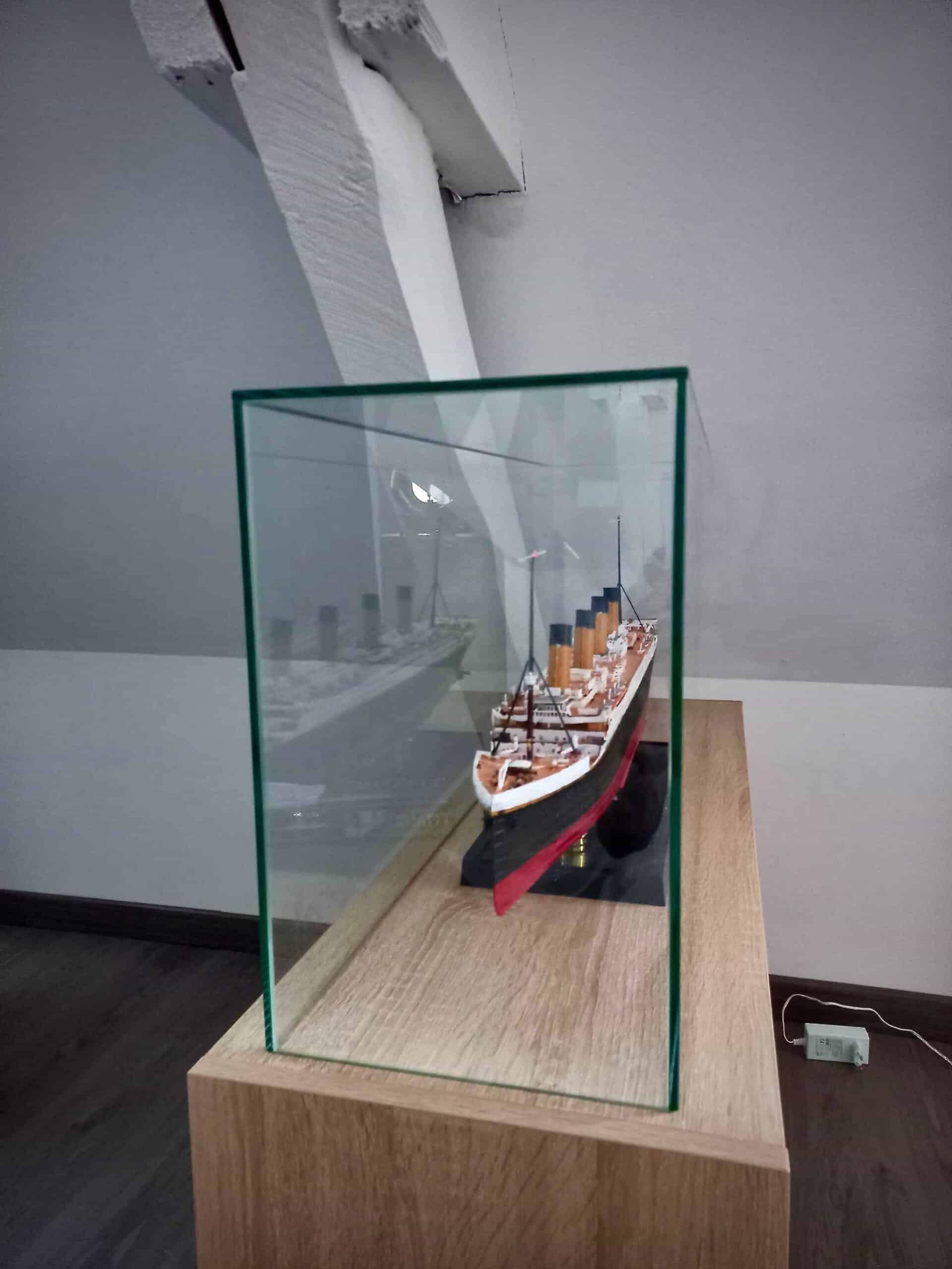 Caisson en verre clair vu par son petit côté