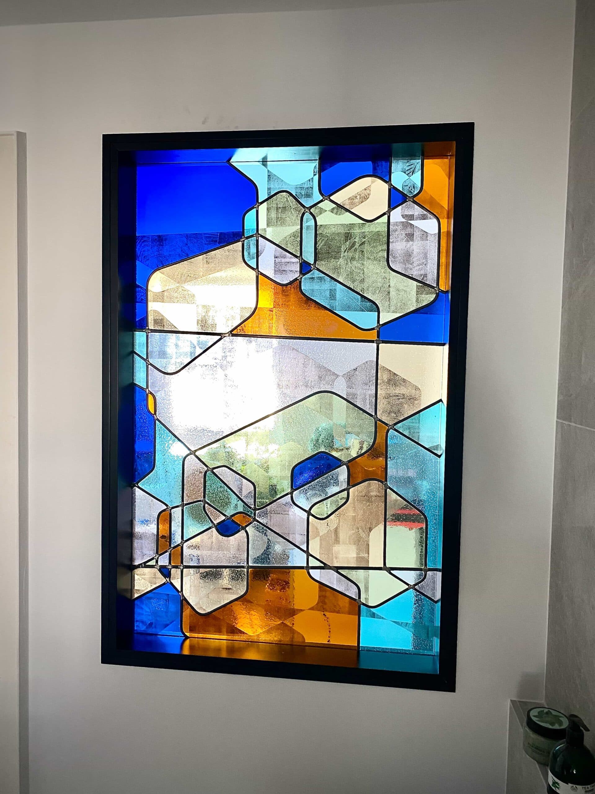 Composition de verres bleus, ambre et incolores