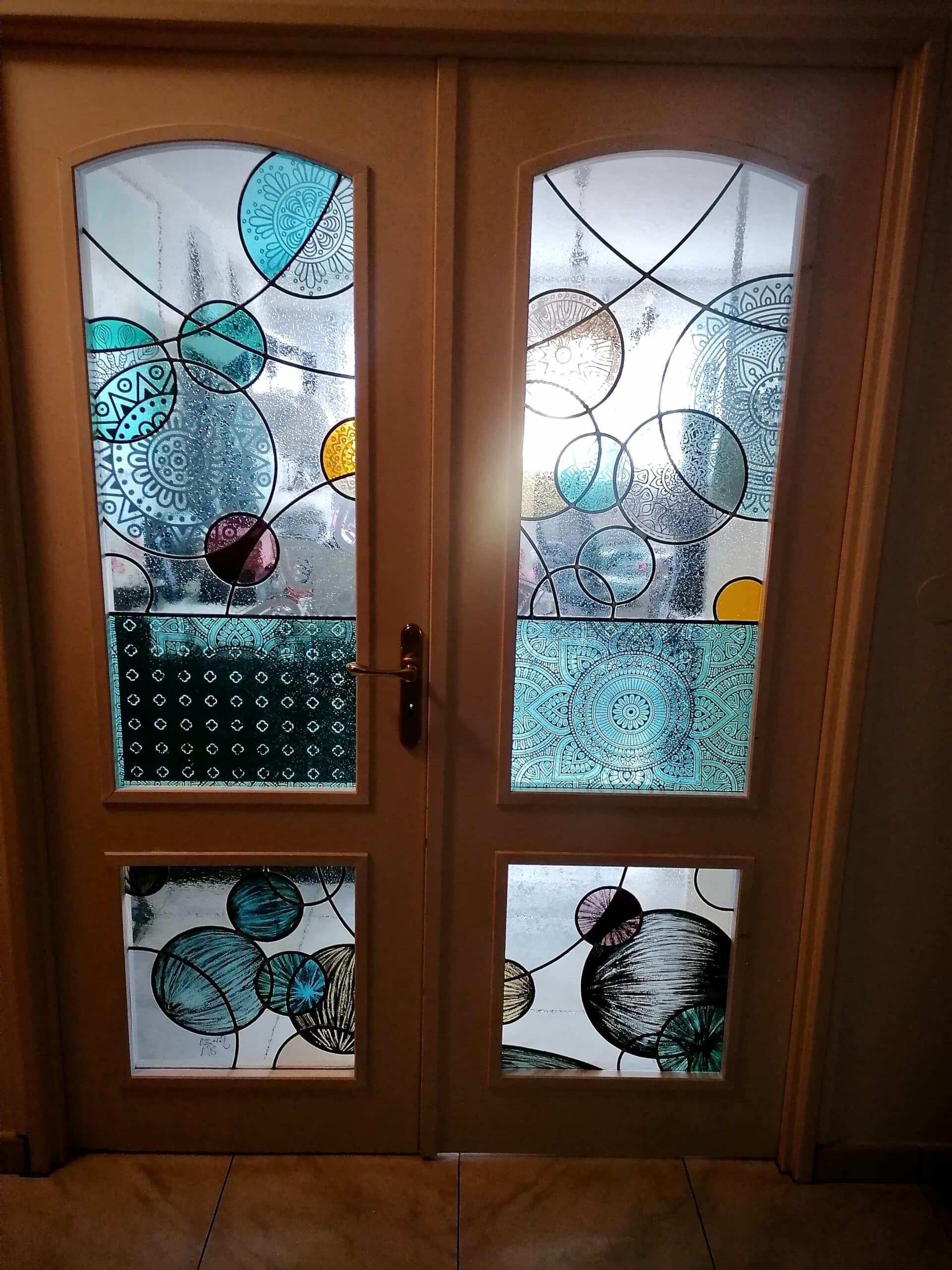 Vitraux d’une porte intérieure à deux vantaux