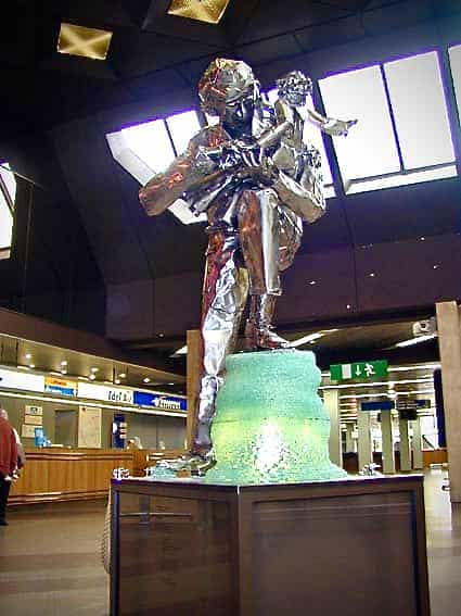La statue et son socle dans le hall