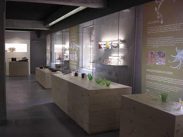 Découpe et pose de verre sur mesure pour un hall d’exposition de musée