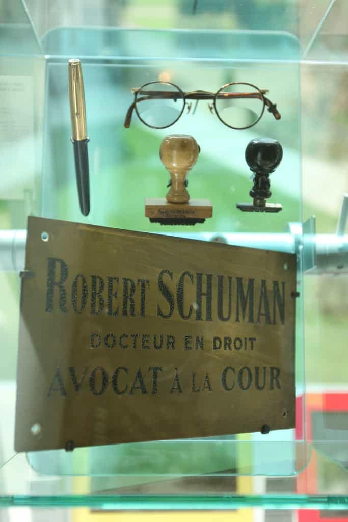 Présentoir en verre portant une plaque et des objets